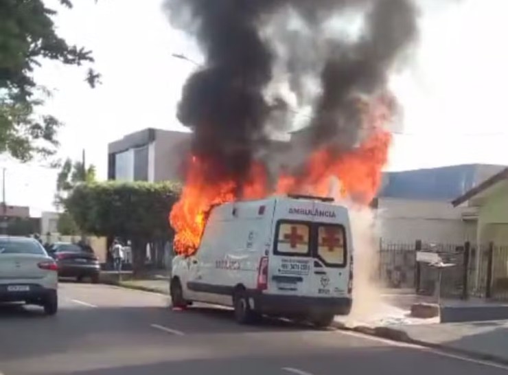 Ambulância pega fogo após suspeita de pane mecânica em Ji-Paraná, RO